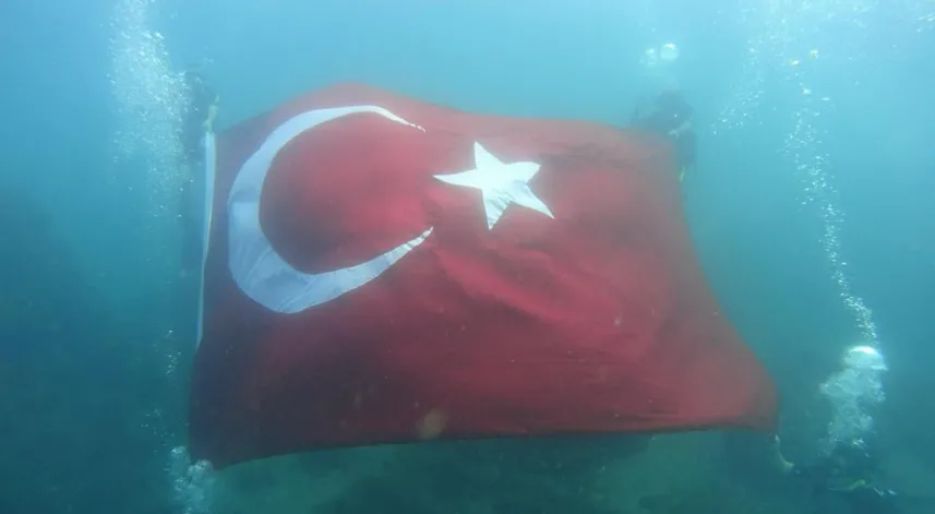 Cumhuriyet’in 102’nci yılını su altında bayrak açarak kutladılar