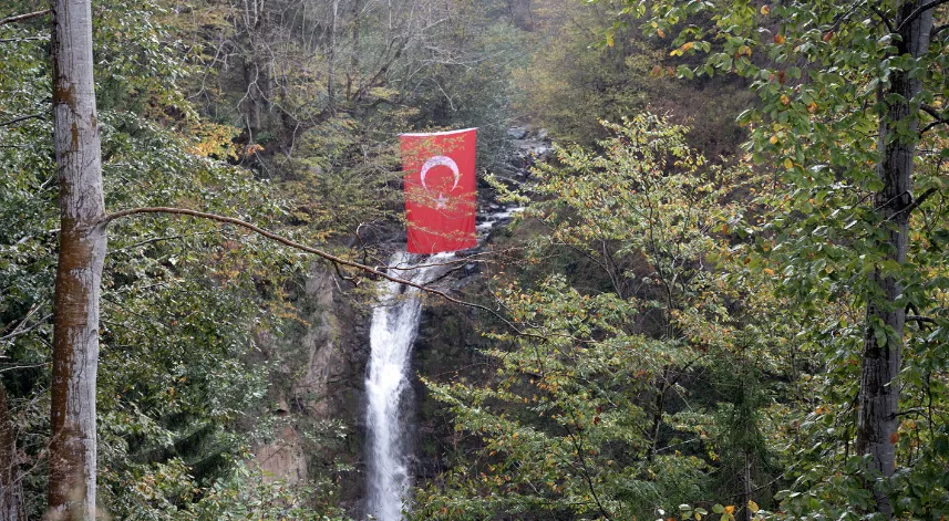 Dağcılar Cumhuriyet Bayramı dolayısıyla şelaleye Türk bayrağı astılar