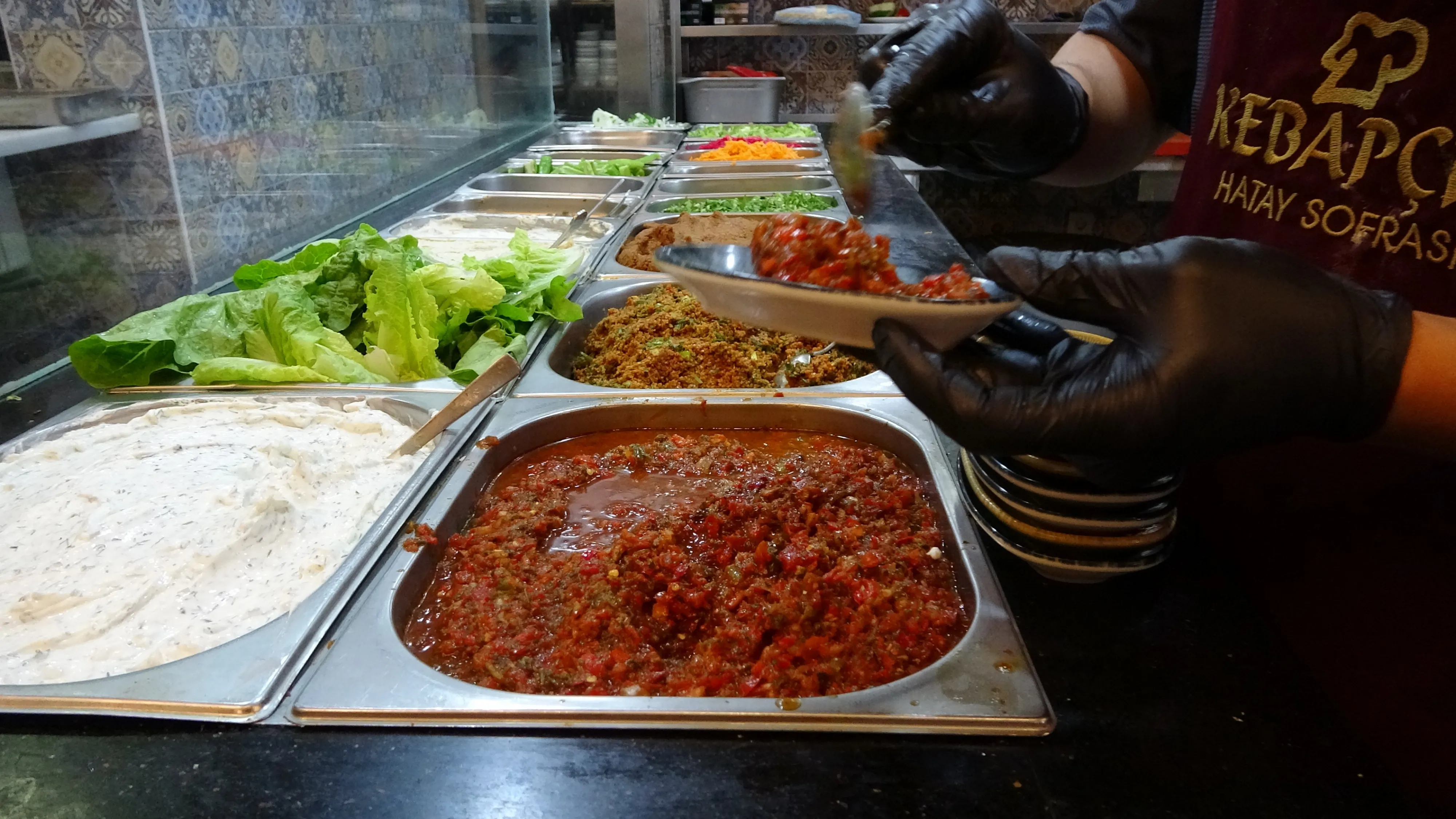 Restoran sahibi, yeni sistemle hem fiyatları düşürmeyi hem de gıda israfının önüne geçmeyi hedefliyo