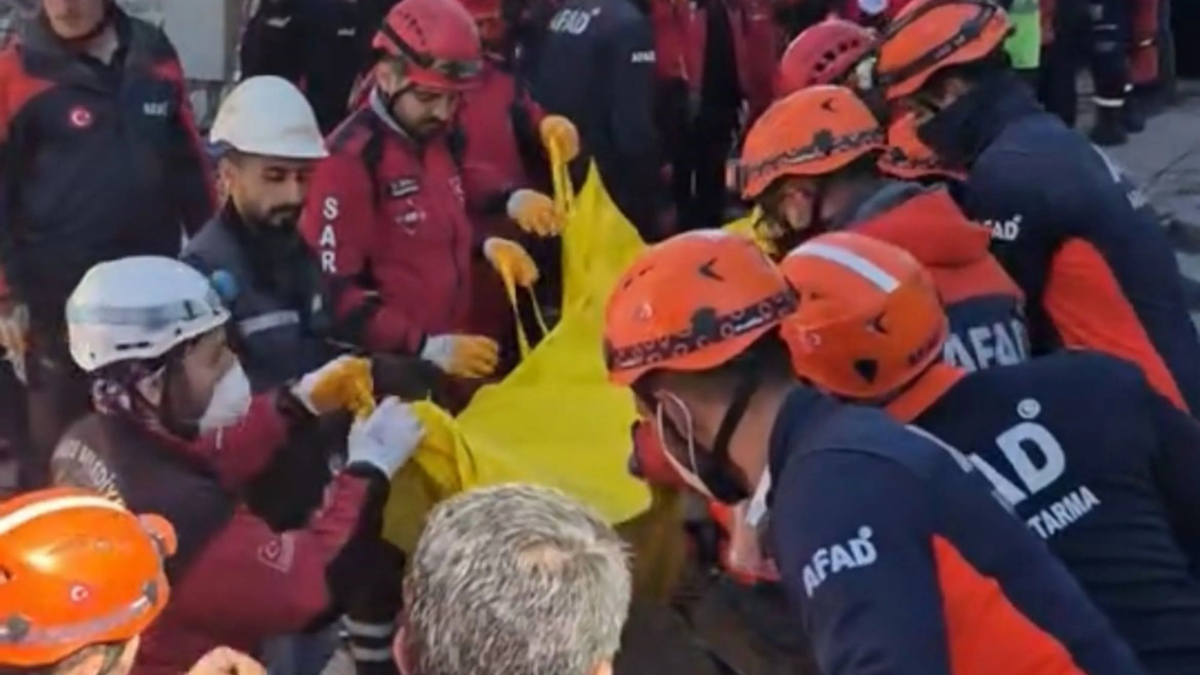 Kocaeli'de çöken binanın enkazından 2 kişinin cansız bedeni çıkarıldı