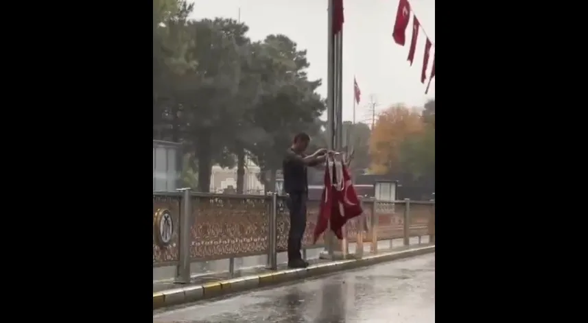 Erzincanlı vatandaşın bayrak hassasiyeti duygulandırdı