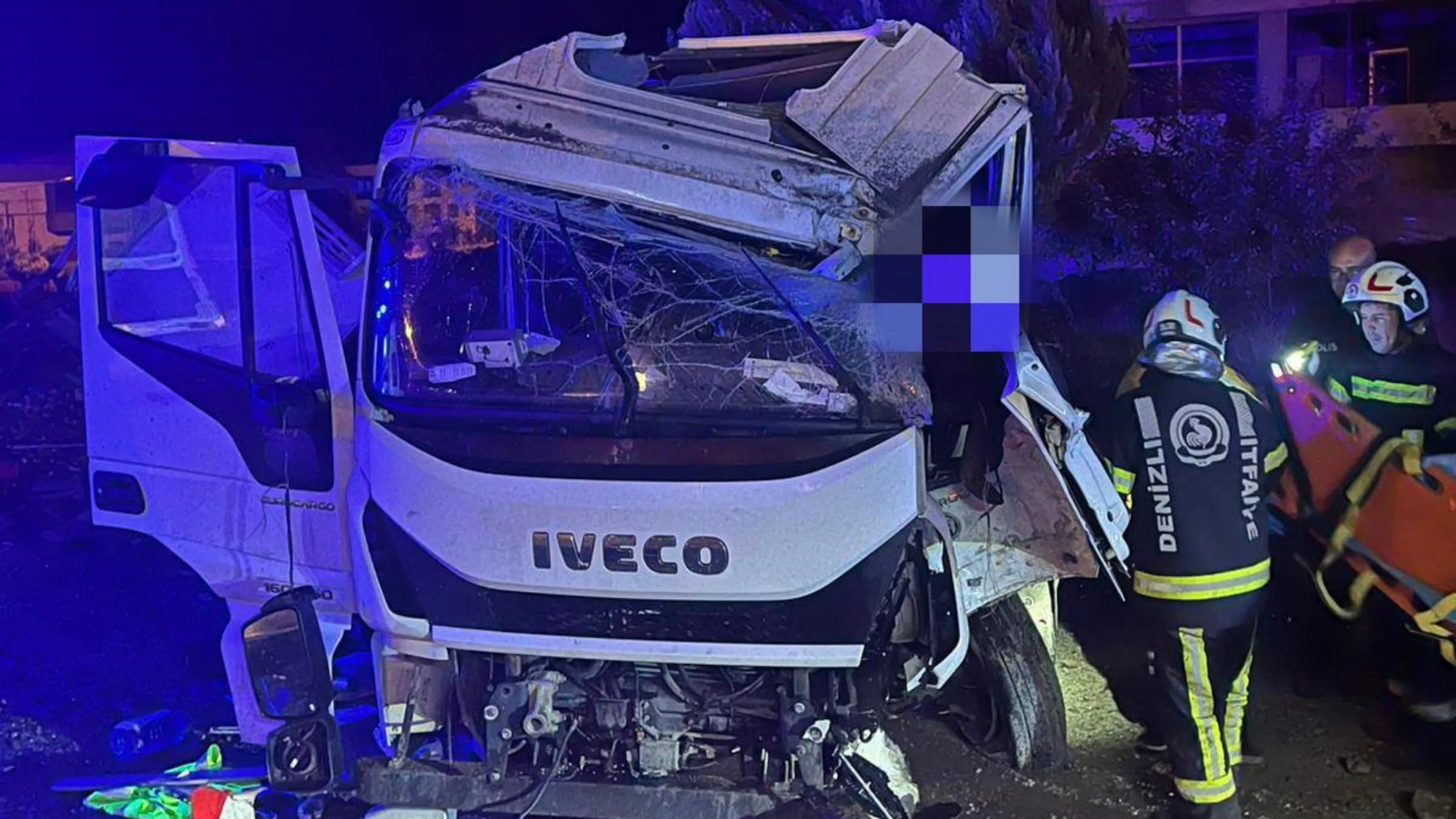 Yağışta yoldan çıkan kamyonet sürücüsü yaralandı