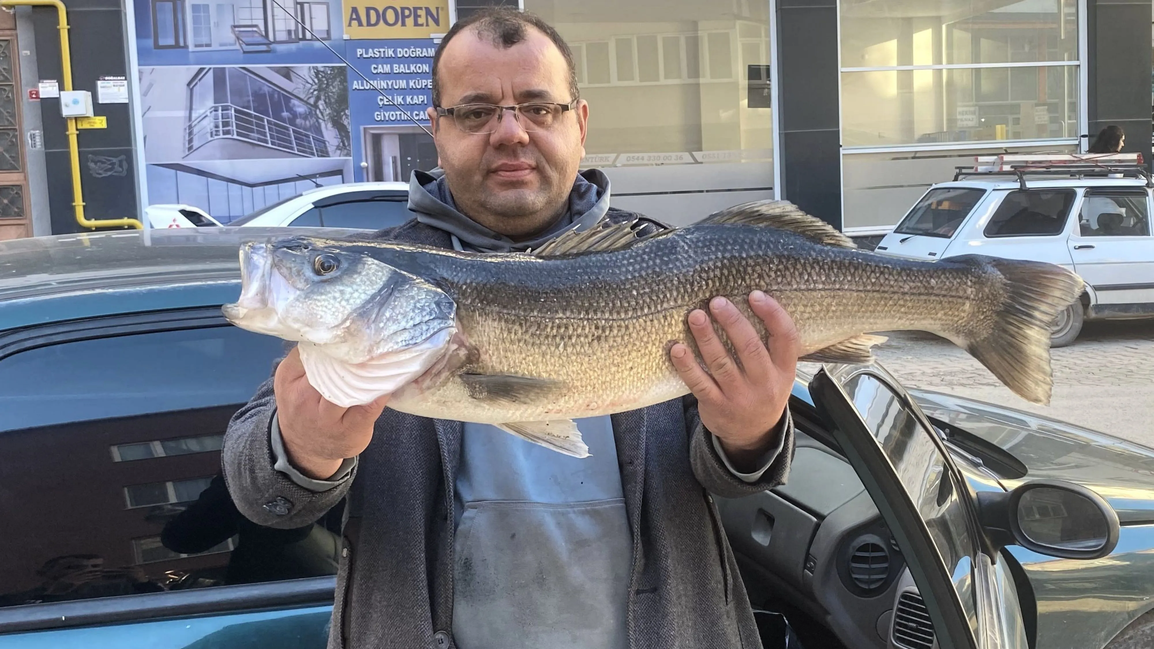 Sinop'ta amatör balıkçı oltayla 6 kilogramlık levrek yakaladı