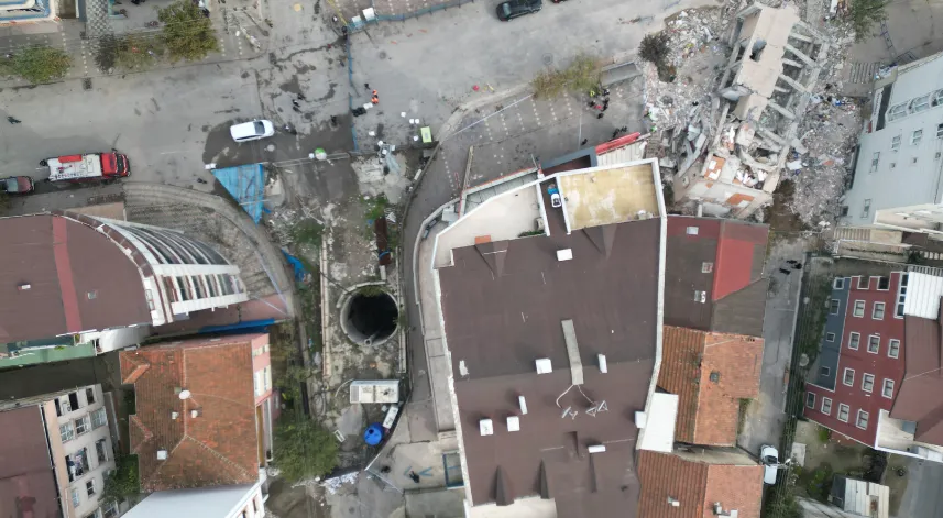 Gebze’de yıkılan binanın yakınındaki 12 bina mühürlendi; 45 aile tahliye edildi