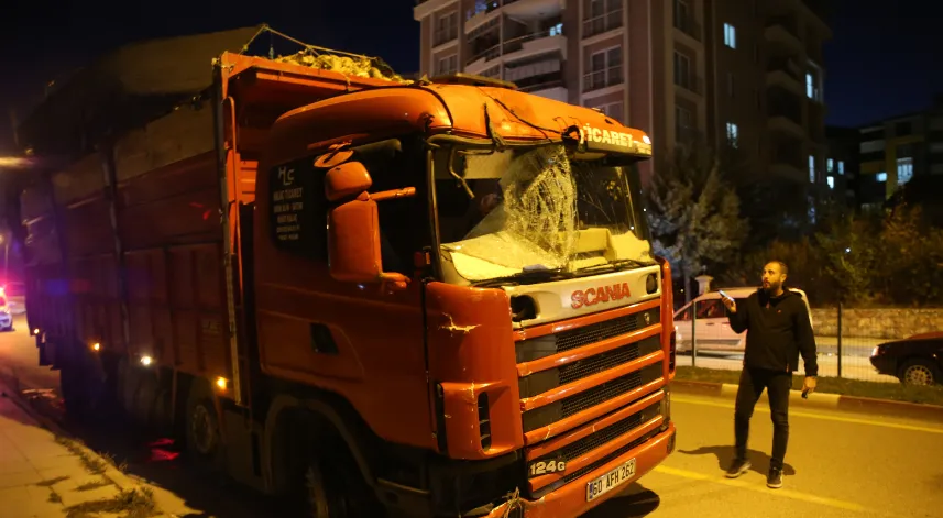 Tokat'ta freni patlayan kamyonun sürücüsü aracı lastikleri kaldırıma sürtüp patlatarak durdurdu
