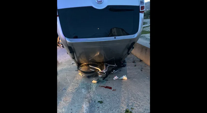 Otomobil, kaldırımda bisiklet süren Emir'in üzerine devrildi 