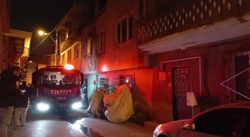 Evini yakarak intihar etmeye kalkıştı