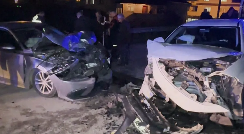 İki otomobil kafa kafaya çarpıştı: 7 yaralı