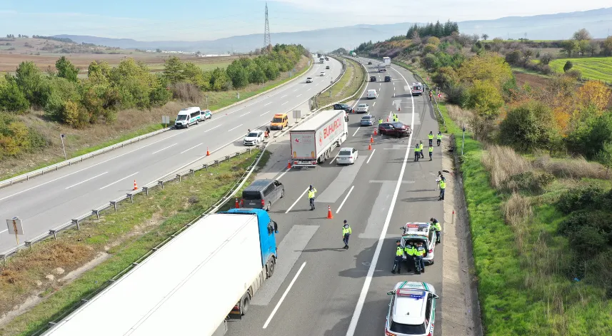 Anadolu Otoyolu'nda iki otomobilin çarpıştığı kazada 1 çocuk öldü, 4 kişi yaralandı