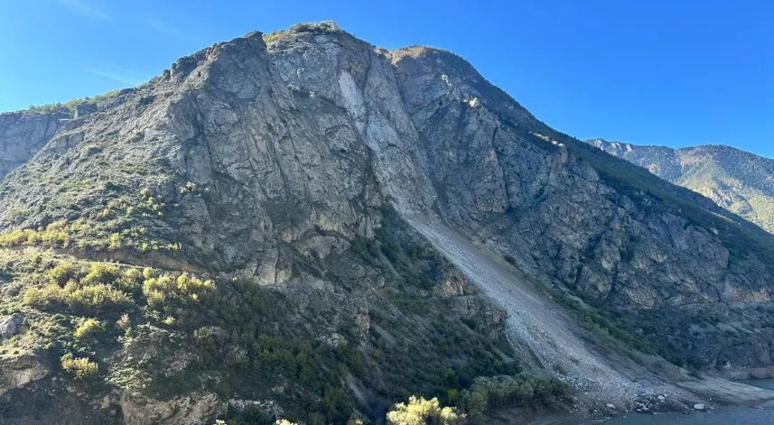 Artvin'de yamaçtan kopan kaya parçaları Çoruh Nehri'ne düştü