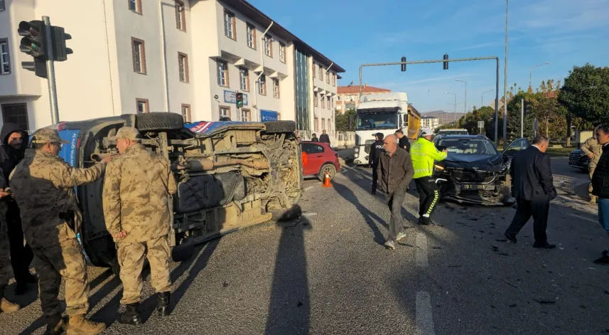 Makam aracı jandarma minibüsüne çarptı; 2 asker yaralandı