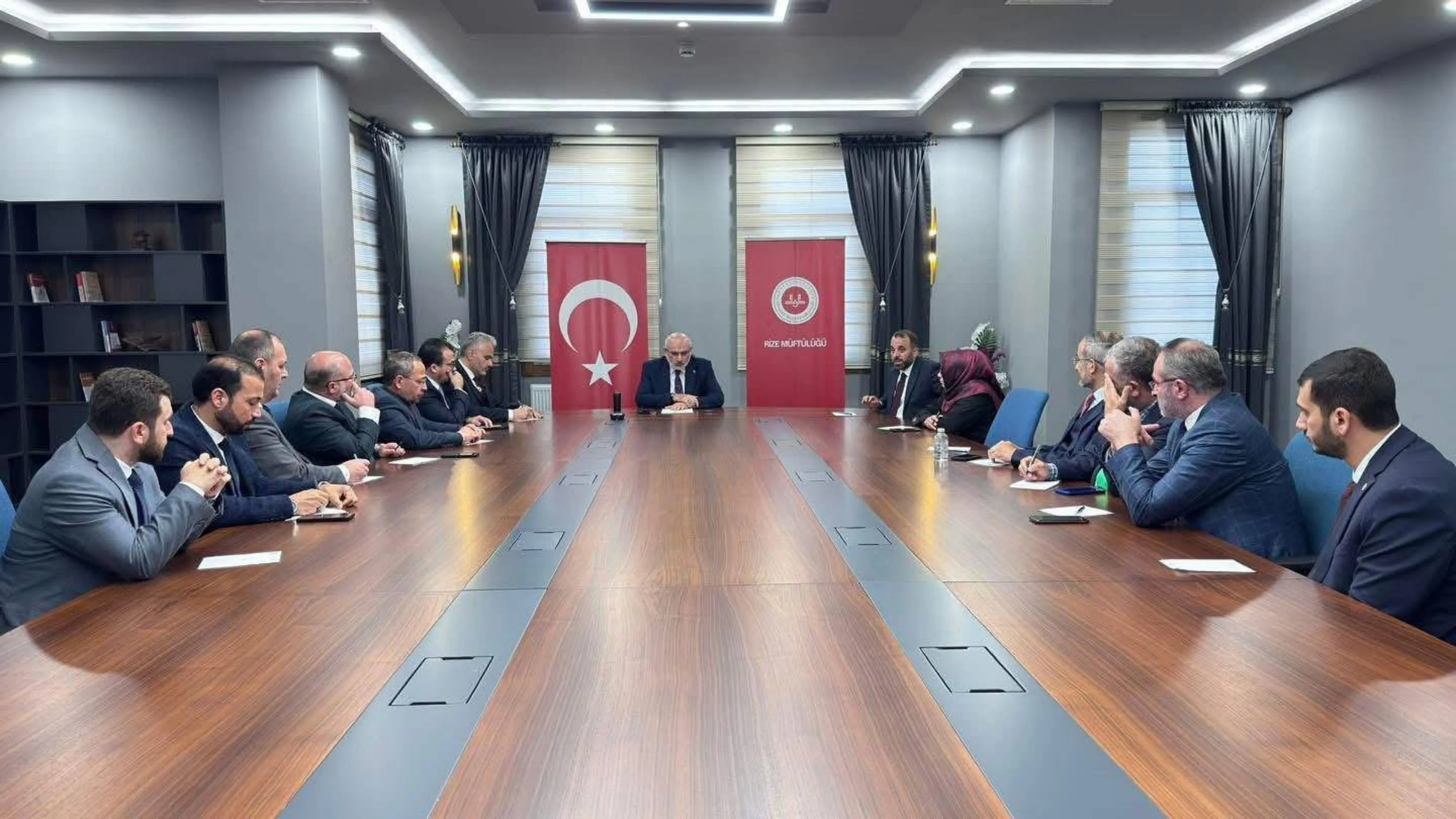 Diyanet İşleri Başkan Yardımcısı Şahin, Rize'de ilçe müftüleri ile buluştu