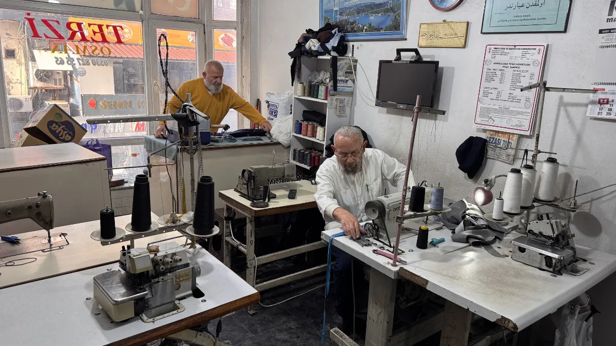 Ömürlerini verdikleri terzilikte çeyrek asırdır birlikte mesai yapıyorlar