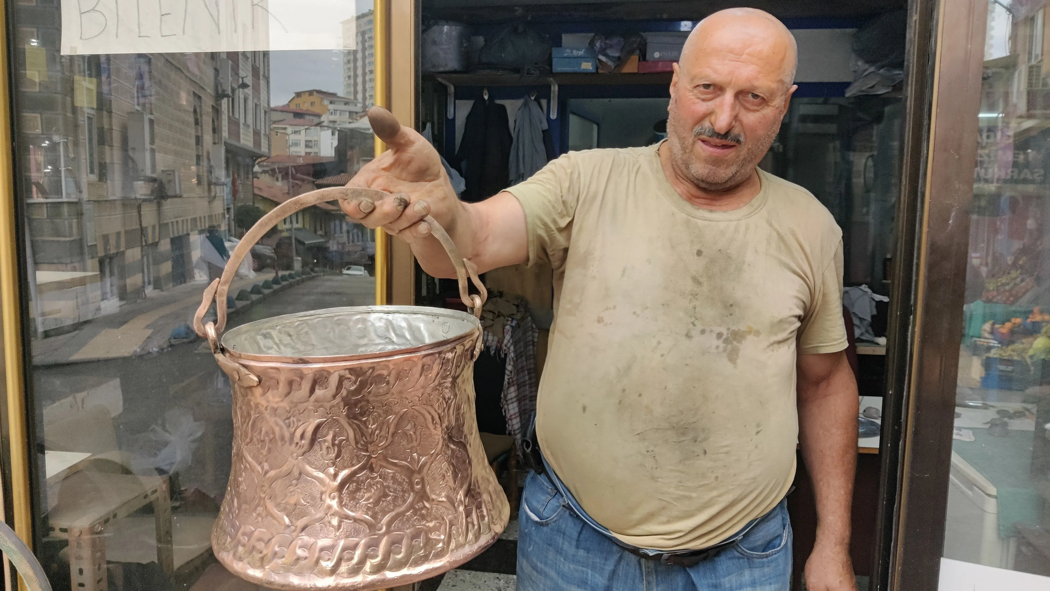 Kaybolmaya yüz tutan zanaat: Rize’de son bakır parlatma ustası