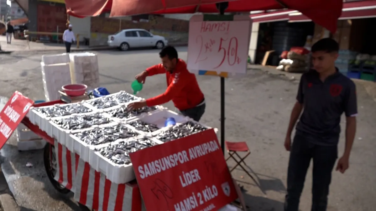 Samsunspor’un başarısını, 75 kasa hamsiyi, kilosunu 25 TL’den satarak kutladı 
