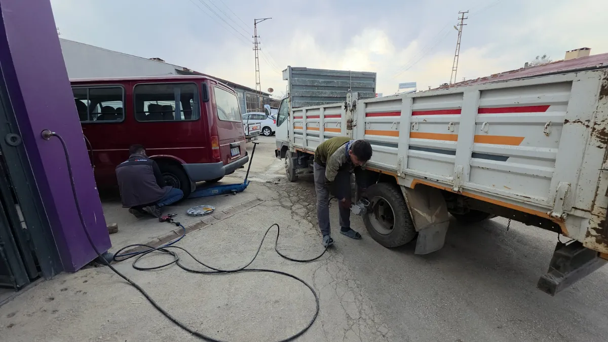  Lastikçilerde kış lastiği mesaisi başladı