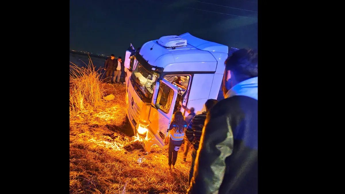 Tır tarlaya uçtu: 2 yaralı