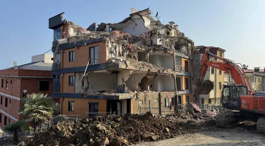 Ordu’da zemindeki kaymaya bağlı çatlaklar oluşan binanın yıkımı yapılıyor