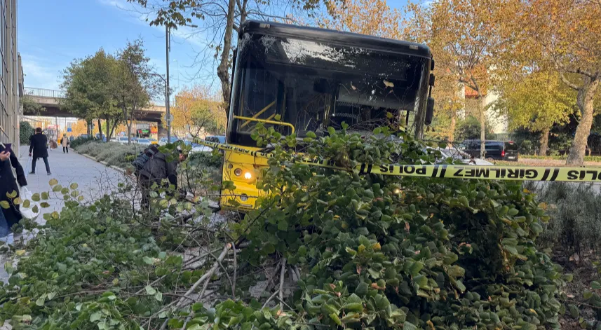 Beşiktaş'ta İETT şoförü seyir halindeyken kalp krizi geçirdi