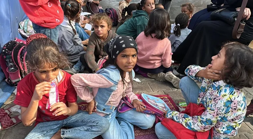 Gazze’de çocuklar enkaza dönen okullarda ders başı yaptı
