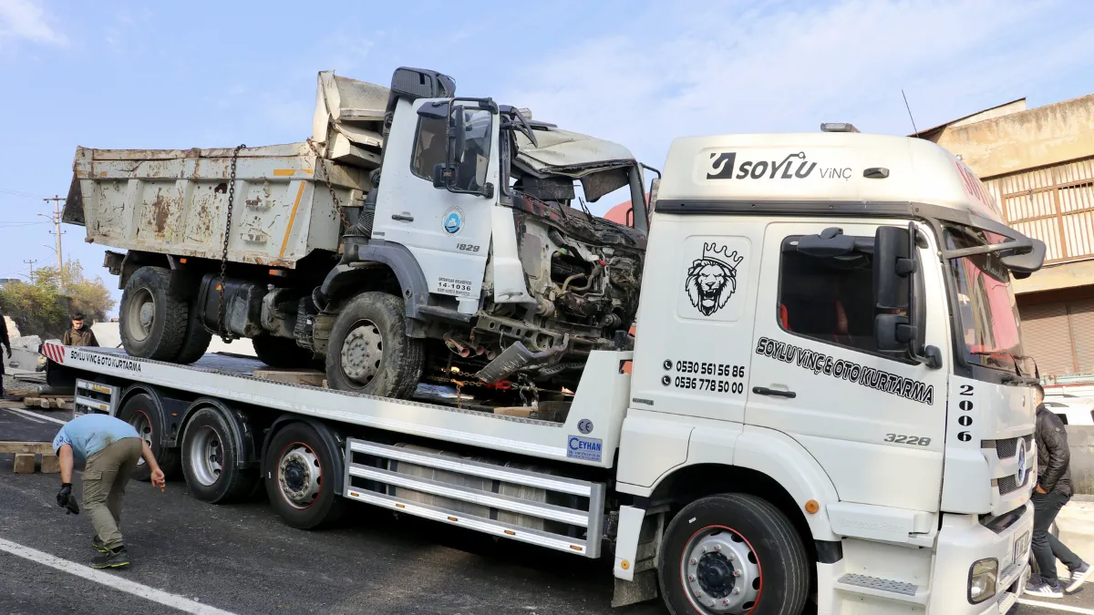 Trabzon'da park halindeyken hareket etmeye başlayan kamyon 3 araca çarpıp devrildi