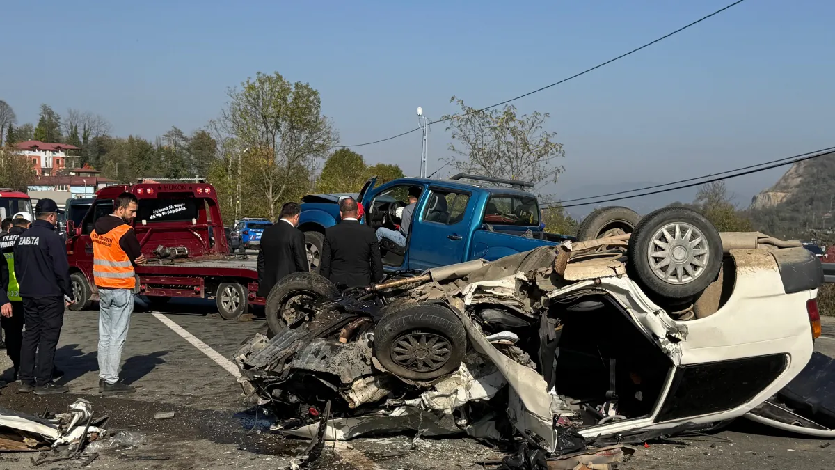 Ehliyetsiz sürücünün kullandığı otomobille kamyonet çarpıştı; 1 ölü, 2 yaralı