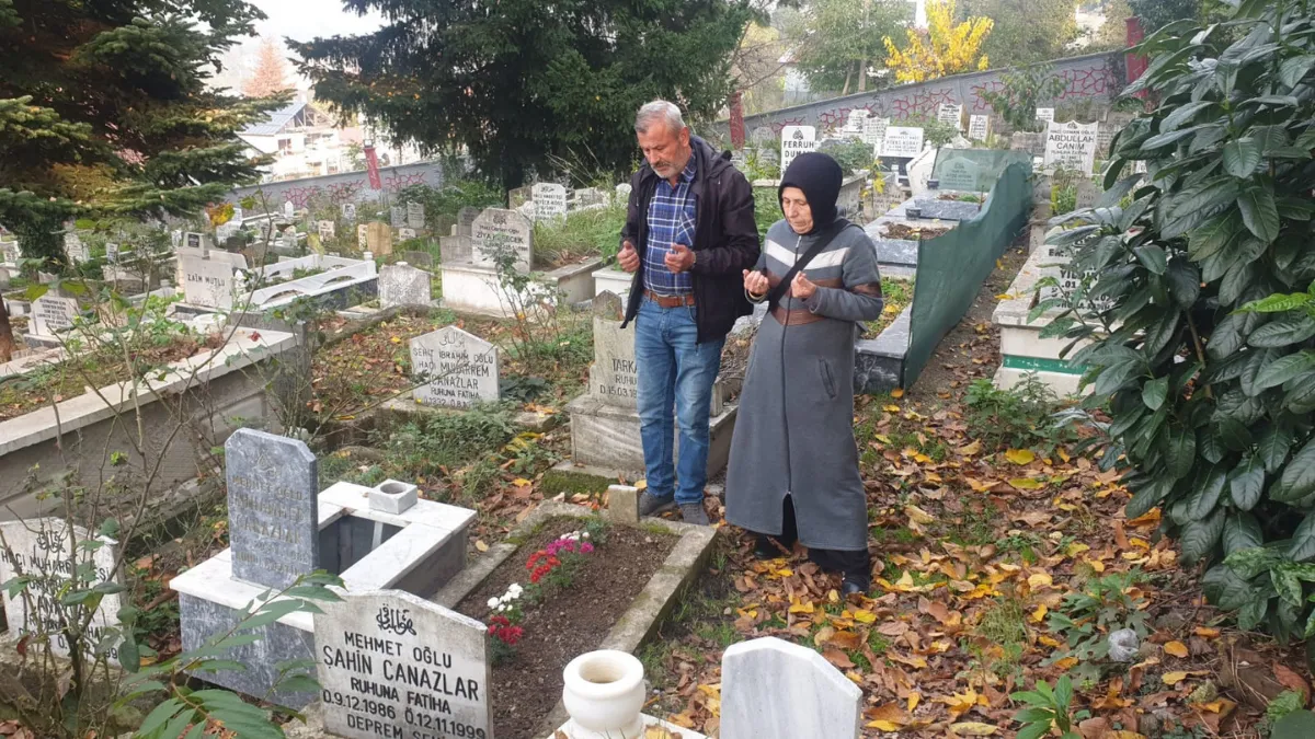 Acılı aileler, 12 Kasım Depremi'nde kaybettikleri yakınlarının mezarlarını ziyaret etti