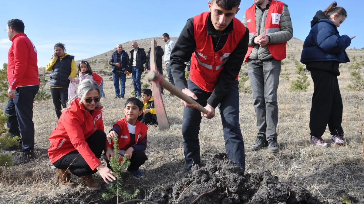 Kars’ta 5 bin 500 fidan toprakla buluştu