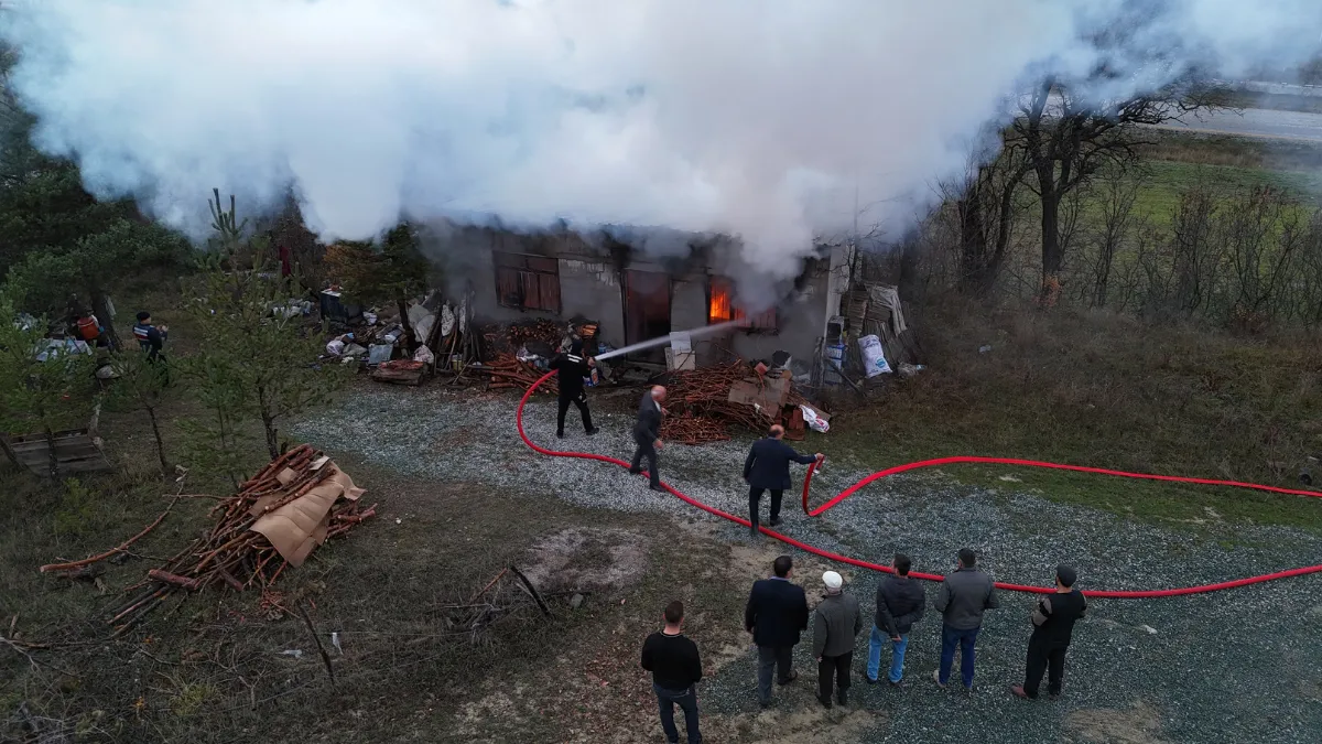 Sobaya su yerine benzin dökünce çıkan yangında yaralandı