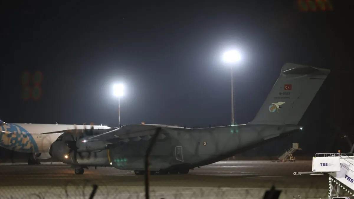 Gürcistan'da düşen askeri kargo uçağında şehit olan askerlerin naaşlarını taşıyan uçak Ankara'ya ind