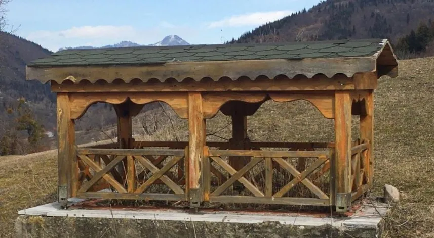 Babası için yaptığı çardak görünümlü mezarın aynısından vasiyet etti