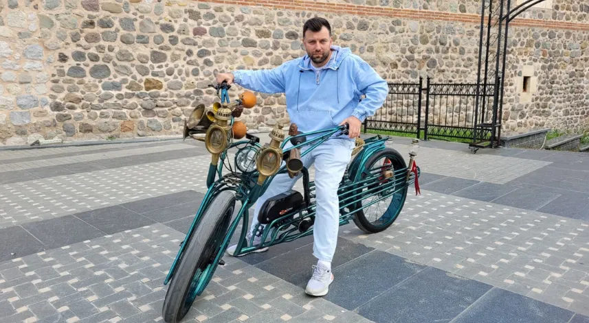 Samsunlu esnaf eski parçaları kullanarak elektrikli bisiklet yaptı