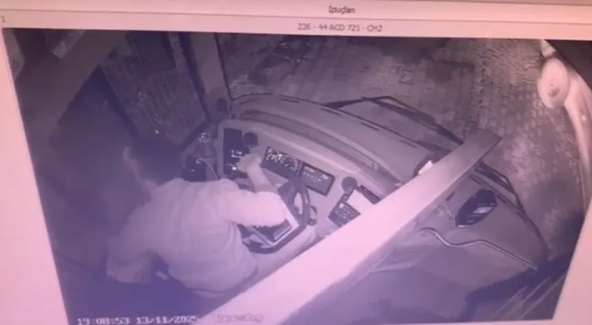 Çok sayıda yolcunun bulunduğu otobüse silahlı saldırı anı kamerada