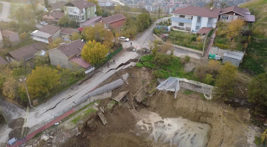 Okul yapımı için kazılan temelin yanından geçen yol çöktü