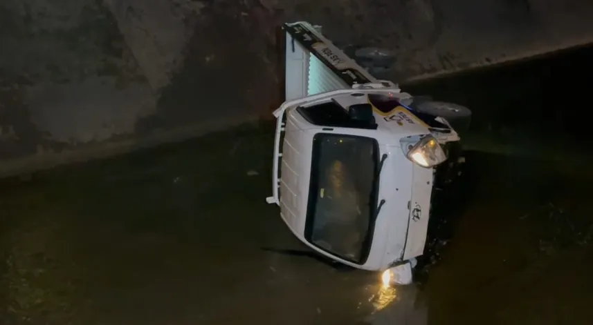 Sulama kanalına devrilen kamyonetin alkollü sürücüsü yaralandı