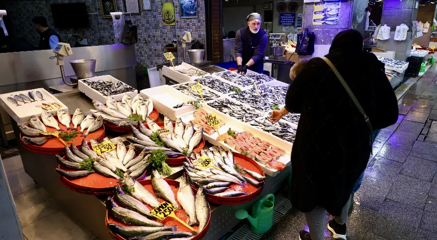 Trabzon'daki balıkçı tezgahlarında hamsinin kilogramı 75 liradan satılıyor