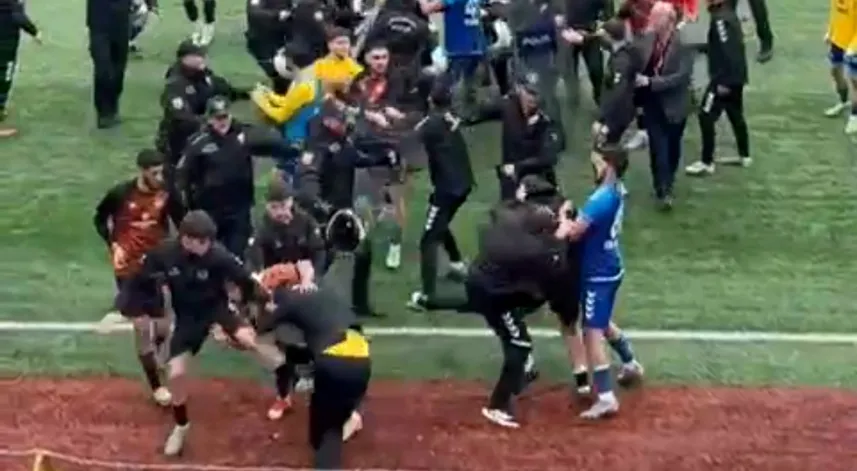 Futbol sahası ringe döndü, 24 kırmızı kart çıktı