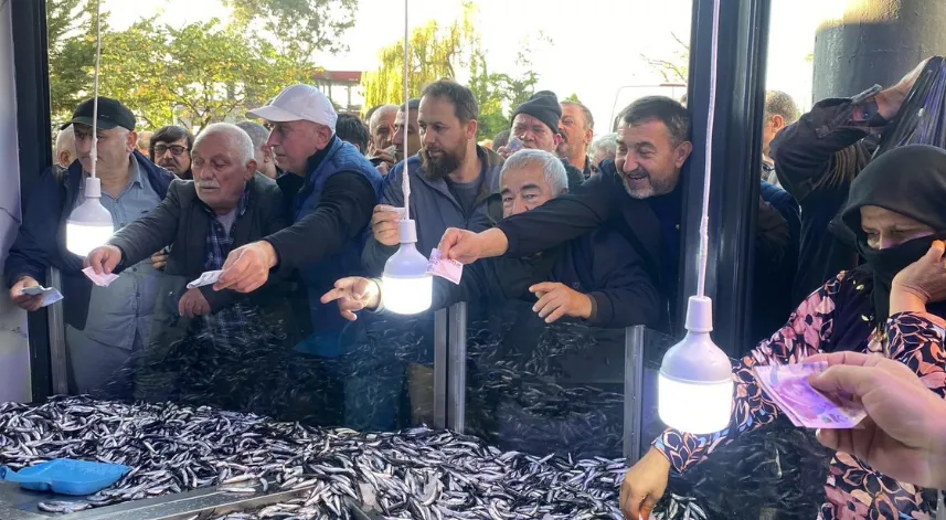 Artvin'in Hopa ilçesinde kilosu 20 liradan satılan 3 ton hamsi 2 saatte tükendi