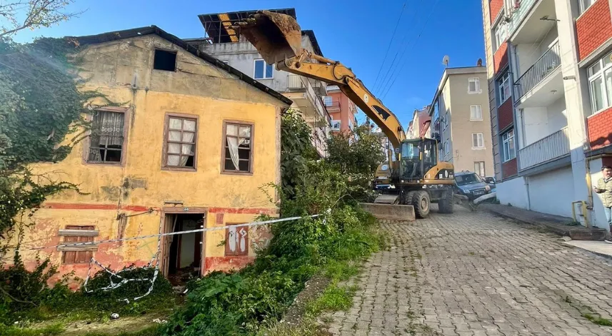Giresun'da metruk binaların yıkımı sürüyor