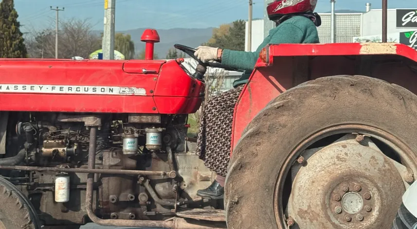 Motosiklet kaskıyla traktör kullanan kadın, sosyal medyada büyük beğeni topladı