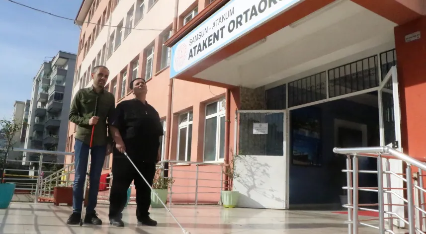 Aynı okulda görevli görme engelli iki öğretmen çevrelerine ilham veriyor