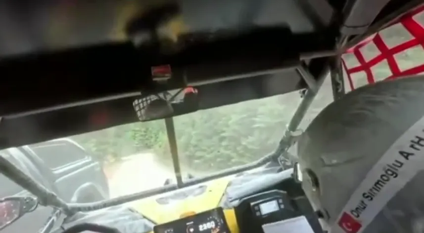Ralli aracı, yarış alanına giren sivil kamyonetle çarpıştı; o anlar kamerada
