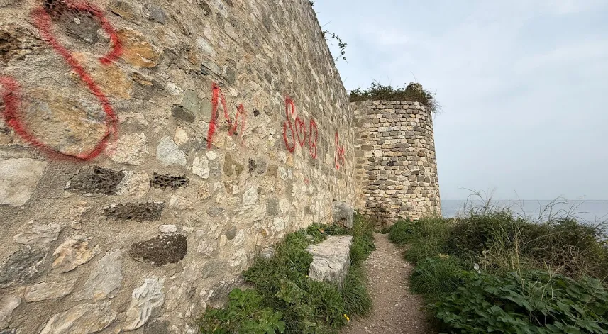 Tarihi kalenin duvarlarını sprey boyayla boyadılar