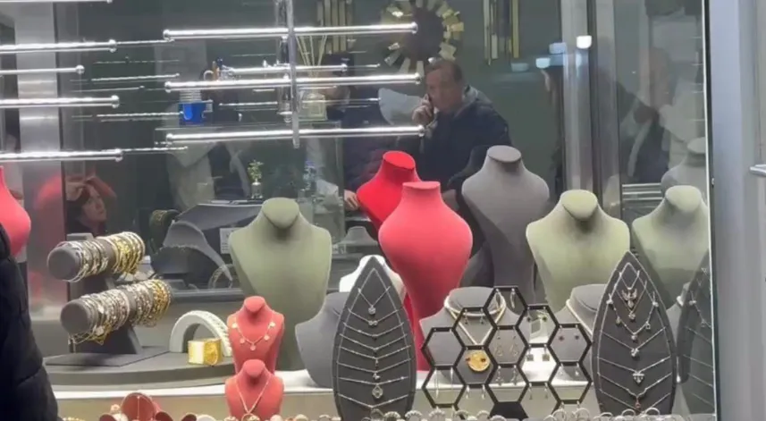 Ordu’da kasklı soyguncu kuyumcudan 5 kilo altınla kaçtı