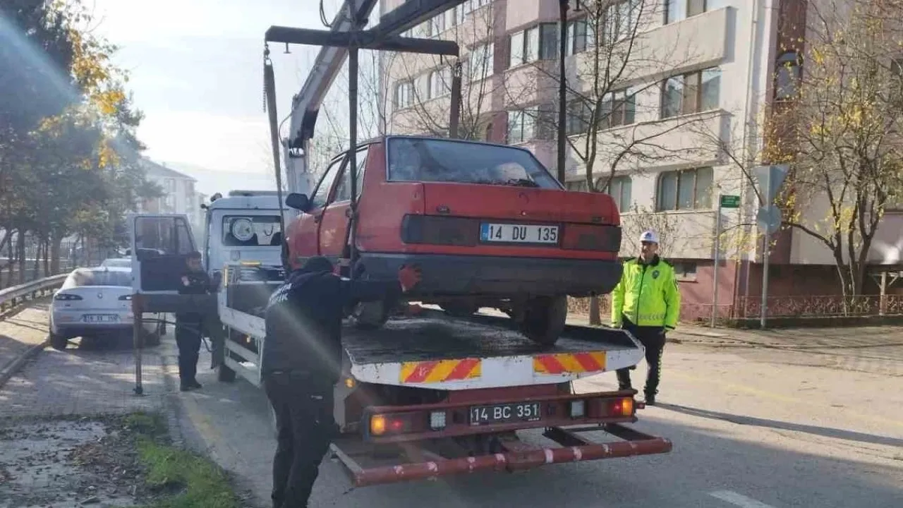 Bolu’da uzun süredir park halindeki hurda araçlar toplanıyor