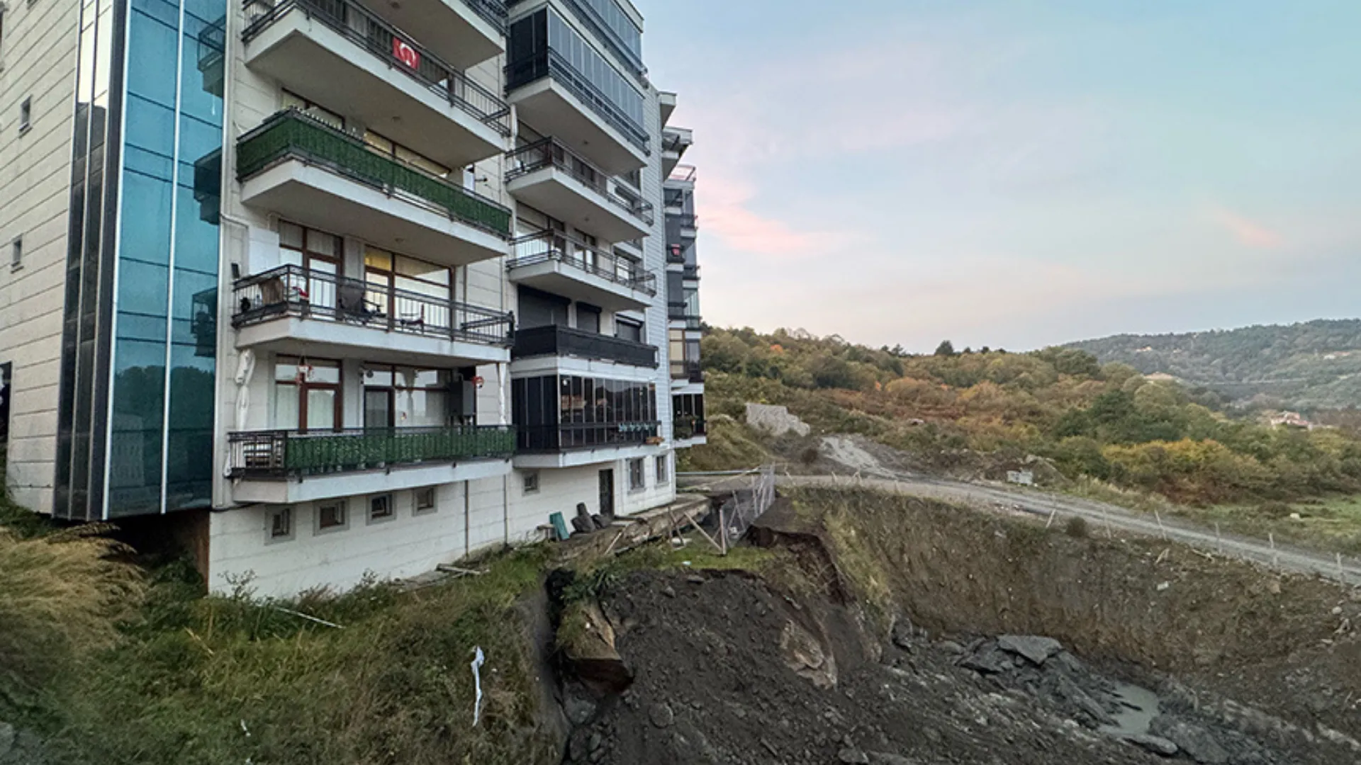 Bartın'da inşaat alanında yaşanan göçüğün ardından yan apartmanın sakinleri tahliye edildi