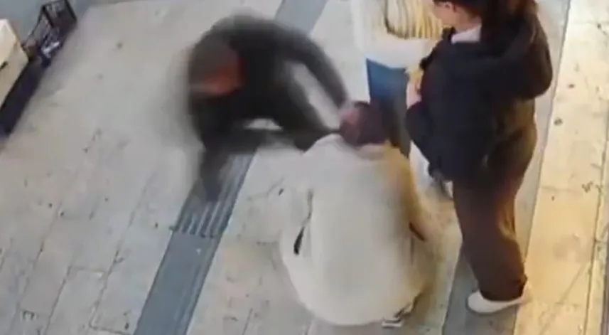 Boşanma aşamasındaki eşi tarafından bıçaklandı; saldırı kamerada