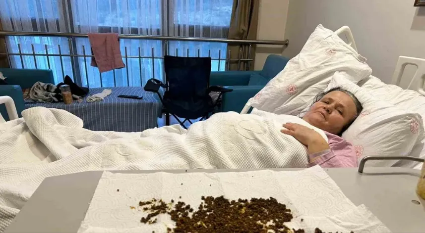 Hastadan çıkan taşları sayamadılar