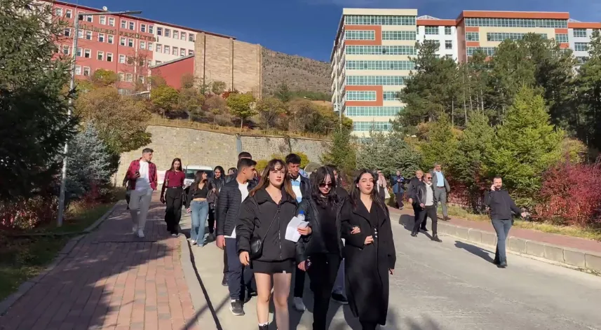 Öğrencilerden silahla rehin alma olayına sessiz yürüyüşle tepki