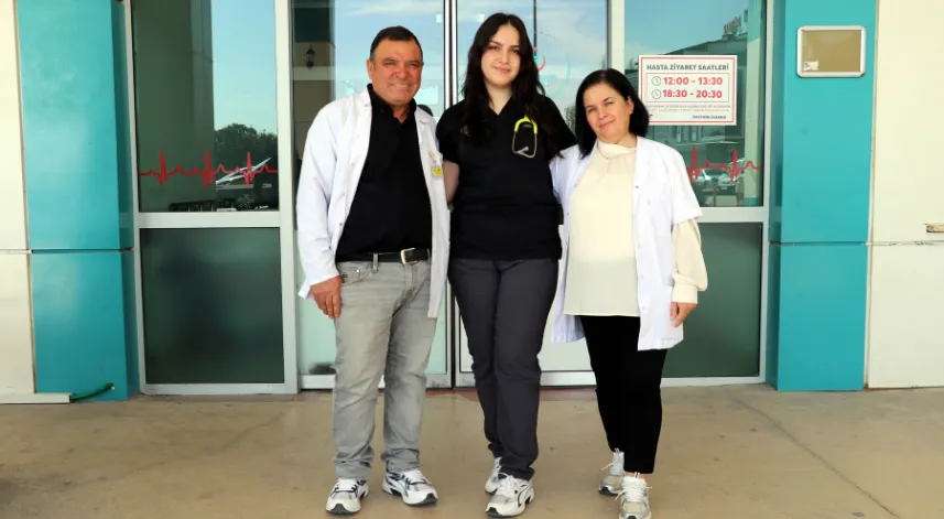 Genç doktorun mesai arkadaşları aynı hastanede görev yapan anne ve babası